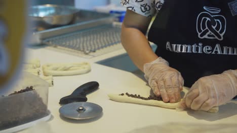 Panadero-Cerrando-La-Masa-Llena-De-Chispas-De-Chocolate-En-Una-Pastelería---Cierre,-Cámara-Lenta