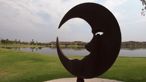 Der-Mann-Im-Mond-Ist-Teil-Der-öffentlichen-Kunst,-Die-Im-Fountain-Park,-Fountain-Hills,-Arizona-Im-Überfluss-Vorhanden-Ist