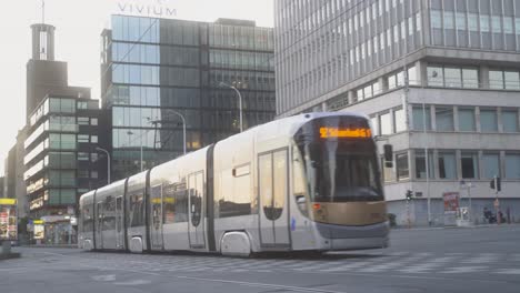 Straßenbahn-Im-Zentrum-Von-Brüssel,-Belgien,-Neben-Dem-Botanischen-Garten-Von-Brüssel,-Die-An-Einem-Warmen-Sommertag-Während-Der-Covid-19-Pandemie-Seitwärts-Auf-Der-Straße-Weg-Vom-Stadtzentrum-Fährt