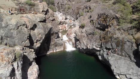 Die-Sich-Zurückziehende-Luftaufnahme-Zeigt-Ein-Tiefgrünes-Badeloch-Am-Yuba-Fluss