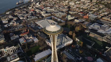 Die-Seattle-Space-Needle-Steht-Stolz-über-Der-Dichten-Zersiedelung,-Dem-Sonnenaufgang-Und-Der-Luftumlaufbahn