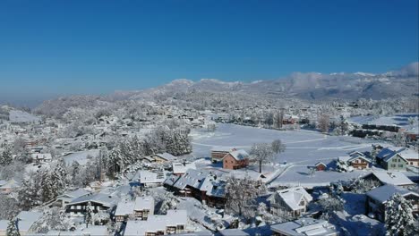 Imágenes-Aéreas-De-Un-Pequeño-Pueblo-En-Feldkirch-Vorarlberg-Austria-Durante-El-Invierno