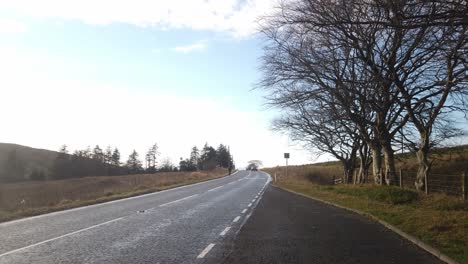 Un-Solo-Coche-En-Una-Carretera-Rural