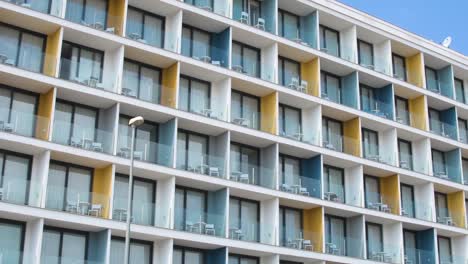 Panning-view-of-empty-balconies-of-a-hotel