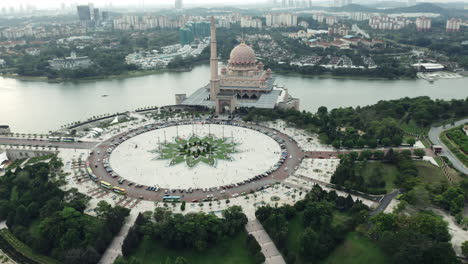 Toma-Aérea-De-Turistas-En-El-Complejo-Perdana-Putra-En-Kuala-Lumpur-En-Malasia,-Destino-De-Viaje