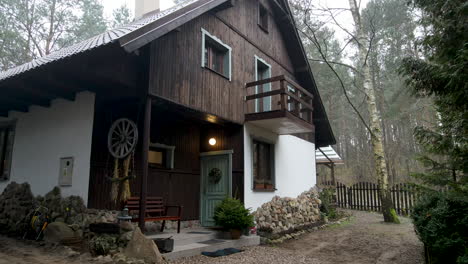 Deslizamiento-Lento-A-La-Izquierda-En-La-Entrada-A-La-Antigua-Casa-Tradicional-De-Madera-Polaca-Ubicada-En-El-Distrito-De-La-Aldea-De-Bartoszylas-Del-Bosque-De-Gmina-Stara-Kiszewa