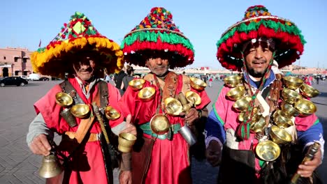 Durstlöscher-Auf-Einem-Markt-In-Marrakesch,-Alter-Und-Antiker-Stil,-ältere-Menschen