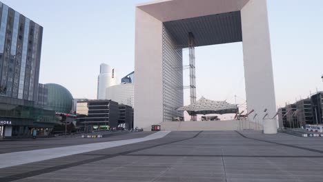 El-Gran-Arco-De-La-Defensa-Y-La-Plaza-Están-Vacíos-Durante-El-Cierre-De-La-Mañana-Debido-Al-Brote-De-Coronavirus