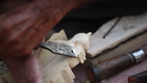 Artesanía-De-Madera,-El-Carpintero-Está-Creando-Una-Estatua-De-Madera,-La-Talla-De-Madera-Es-Una-Artesanía-Tradicional-En-La-India,-2