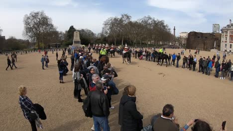 El-Desfile-De-Los-Guardias-A-Caballo-Visto-Por-Una-Multitud-De-Turistas-Y-Visitantes