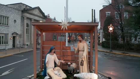 Escena-De-La-Natividad-De-Navidad-En-La-Plaza-Del-Pueblo-Pequeño,-Exhibición-Pública-De-Religión,-Aclu,-Primera-Enmienda