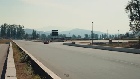 Ford-Mustang-Gt3-Rojo-Acelerando-Más-Allá-De-La-Cámara-Corriendo-Alrededor-De-La-Pista