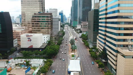 Vuelo-Aéreo-Hacia-Atrás-Sobre-Mh-Thamrin-Road,-Yakarta