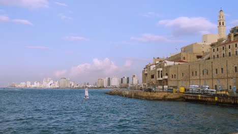 Antigua-Ciudad-De-Jaffa-En-Un-Día-Soleado,-Una-Torre-De-Una-Antigua-Mezquita