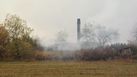 Feuerwehrleute-Richten-Wasserstrahl-Auf-Brennendes-Haus