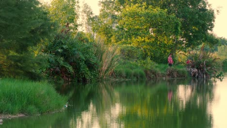 Macho-Adulto-Asiático-Pescando-En-Un-Lago-Pacífico-En-Un-Día-Soleado-En-Malasia