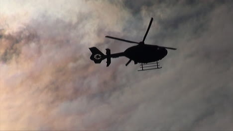 Großbritannien,-Oktober-2011-–-Ein-Silhouettierter-Polizeihubschrauber-Fliegt-Vor-Der-Sonne-Vorbei