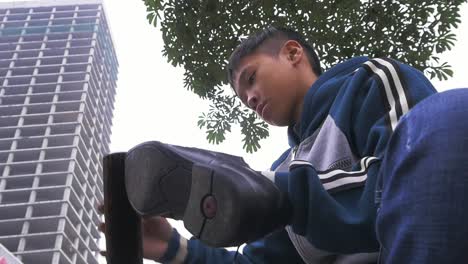 Boy-shine-shoes-on-the-streets-of-Hanoi