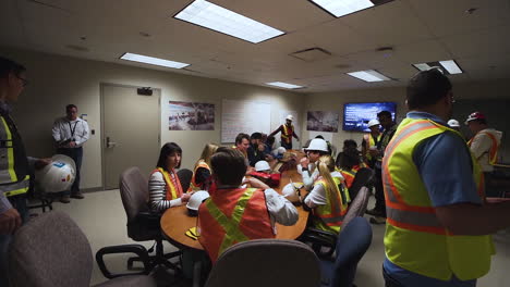 Trabajadores-De-La-Construcción-Reunidos-En-Una-Sala-De-Juntas-Del-Lugar-De-Trabajo