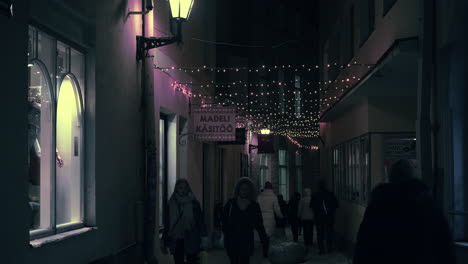 Tourists-walking-on-narrow-street-in-Old-Town