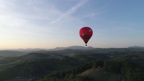 Toma-Aérea-Del-Globo-Ascendente-Desde-Un-Punto-De-Vista-De-ángulo-Alto