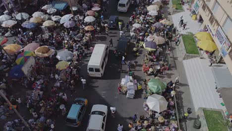 Traders-at-Makola-market,-Accra-Ghana