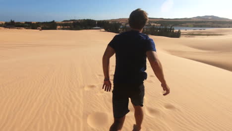 Hombre-Corriendo-Sobre-Dunas-De-Arena-En-El-Desierto-De-Vietnam