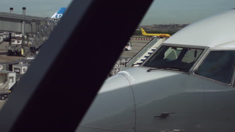 Clip-En-Cámara-Lenta-De-La-Cabina-De-Un-Avión-En-El-Aeropuerto-De-Madrid,-España,-Visto-Desde-Una-Puerta