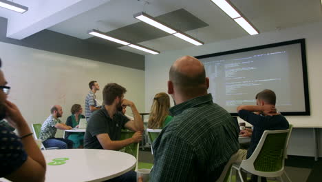 Sala-De-Empleados-Escuchando-Una-Presentación-De-Software-En-Una-Oficina-Moderna