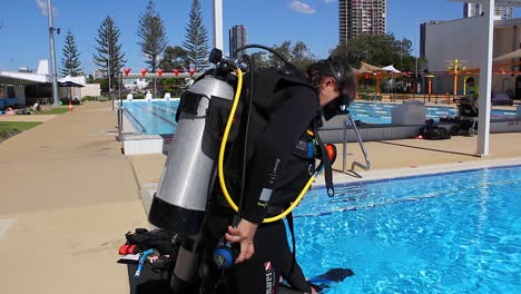 Una-Mujer-Buceadora-Preparándose-Para-Comenzar-Una-Práctica-De-Buceo-En-Una-Piscina