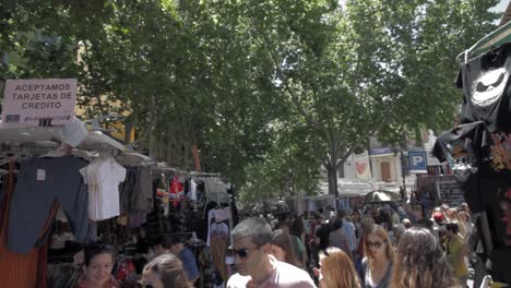 Vista-Típica-De-Puestos-De-Ropa-En-El-Rastro,-Mercadillo-De-Madrid