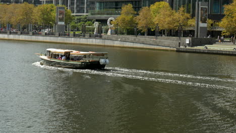 Melbourne-Fähre-Fährt-Den-Yarra-River-Hinunter-Am-Southbank-Vorbei