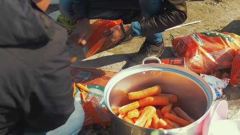 Grupo-De-Trabajadores-Preparando-Zanahorias-En-Un-Campamento-De-Refugiados-De-Derrames-En-Grecia