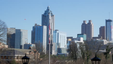 Horizonte-De-Gran-Altura-De-Atlanta-Con-Bandera-Estadounidense