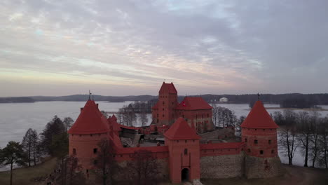 Aéreo:-Volando-Lentamente-Y-Revelando-El-Castillo-De-Trakai