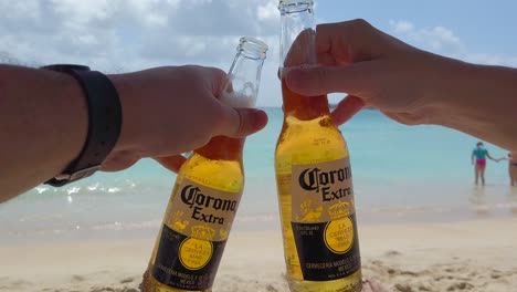 Pareja-Bebe-Corona-En-La-Playa-En-St-Kitts