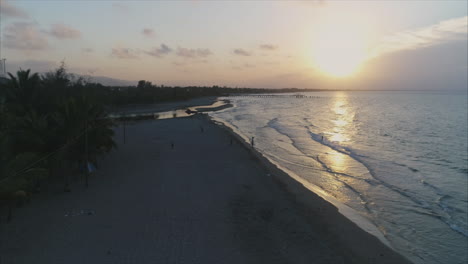 Antena:-Puesta-De-Sol-En-Cámara-Lenta-En-La-Playa-Hondureña---Tela,-Honduras-3