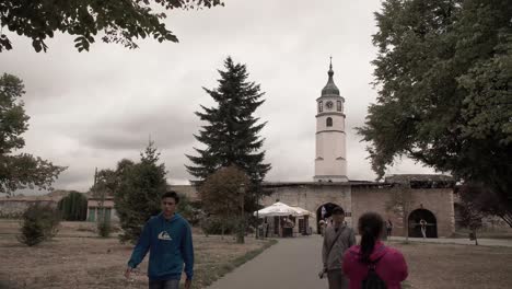 Entrada-Llena-De-Gente-A-La-Fortaleza-De-Belgrado-En-Serbia