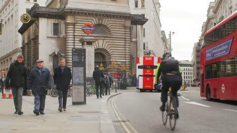 Verkleinern-Sie-Die-Typische-Straßenszene-Im-Londoner-Finanzviertel-Mit-Vorbeifahrenden-Doppeldeckerbussen