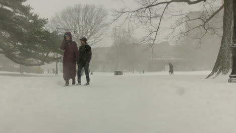 Una-Pareja-Sale-A-Caminar-Durante-Una-Tormenta-De-Nieve-En-Brooklyn,-Ny