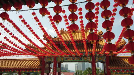 Toma-En-Cámara-Lenta,-Coloridas-Linternas-De-Papel-Chinas-Colgando-En-El-Patio-Del-Templo-Thean-Hou,-Kuala-Lumpur,-Malasia