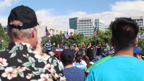 Alrededor-De-2500-Personas-Se-Reunieron-Para-El-Mitin-Político-De-Bernie-Sanders-En-San-Jose,-Ca-En-Guadalupe-River-East-Arena-Green,-Cámara-Lenta-Aplaudiendo-Y-Cantando-Mientras-Hace-Campaña-Para-Las-Elecciones-Presidenciales-De-2020