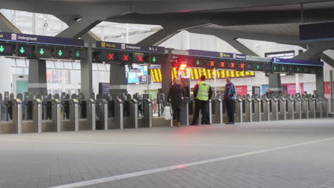 Control-De-Billetes-Y-Seguridad-En-Una-Moderna-Estación-Ferroviaria-Británica