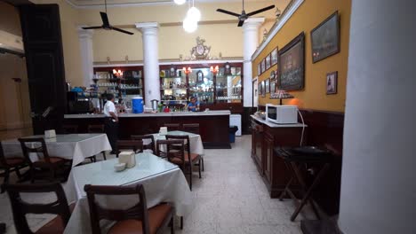 Steadicam-A-Través-De-Un-Bonito-Y-Antiguo-Restaurante-En-El-Centro-De-Merida,-Mexico-Al-Lado-Del-Teatro-Peon-Contreras