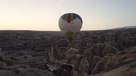 Coloridos-Globos-Aerostáticos-Vuelan-Sobre-La-Ciudad-De-Goreme-En-Capadocia,-Turquía