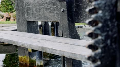 Wasser-Fließt-Durch-Das-Alte-Schleusentor,-Dublin-Grand-Canal,-Irland