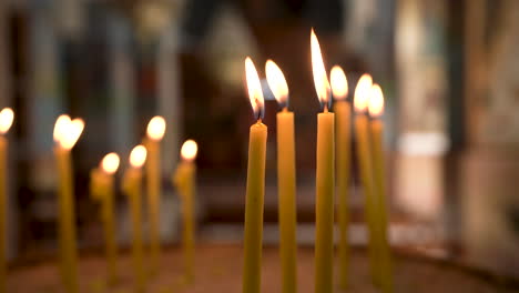 Un-Conjunto-De-Velas-Amarillas-Ardiendo-Dentro-De-La-Iglesia-Ortodoxa-Griega-De-Madaba-St-George