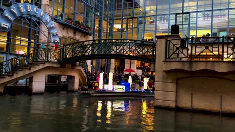 Die-Feier-Der-Laternenparade-Wirft-Bunt-Erleuchtete-Boote-Auf-Dem-San-Antonio-Riverwalk-Aus