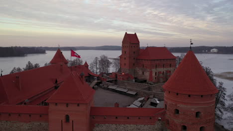 Antena:-Toma-Giratoria-Del-Castillo-De-Trakai-Con-Un-Hermoso-Cielo-De-Fondo