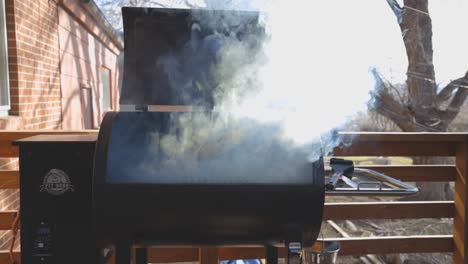 Humo-Procedente-De-Una-Parrilla-Mientras-Se-Calienta-Y-Se-Prepara-Para-Cocinar-En-Una-Parrilla-De-Pellets-De-Madera-Durante-La-Noche